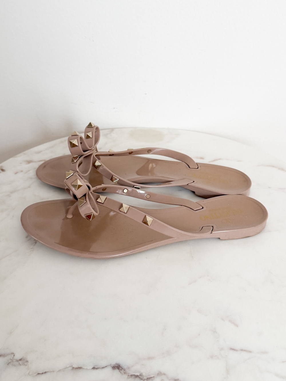 Valentino Garavani Rockstud Flat Thong Rubber Slippers Sandals Poudre Size 9 39 - Picture 10 of 13